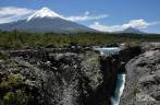 Canyons cavados pela lava vulcânica do vulcão Osorno e hoje ocupados pelas águas do rio Petrohué, no Parque Nacional Vicente Pérez Rosales,  região de Puerto Varas, no sul do Chile